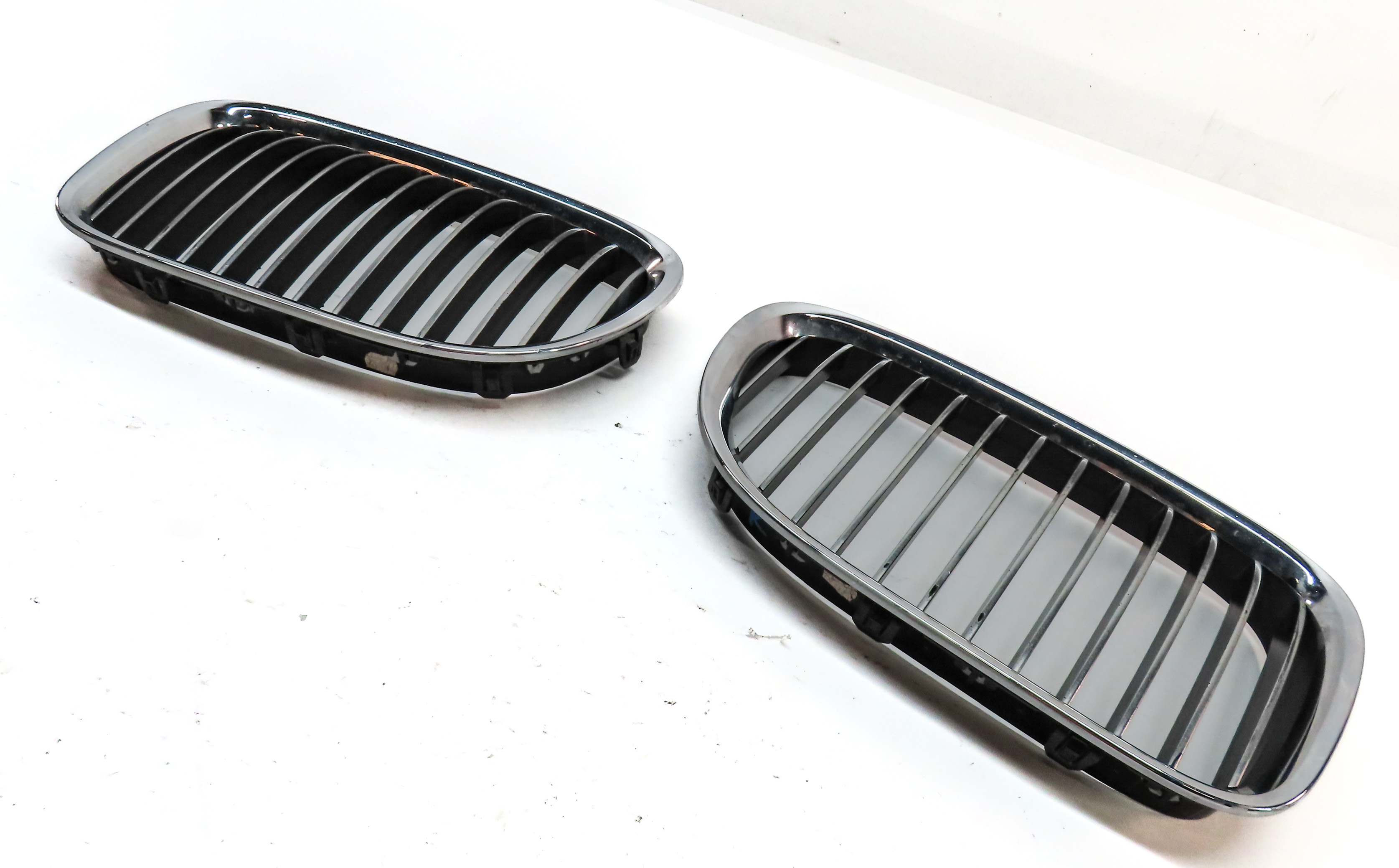 2009-2012 BMW 740i 750i 760i B7 (F01) FRONT LEFT & RIGHT UPPER HOOD GRILLE SET/2 — exact item pictured